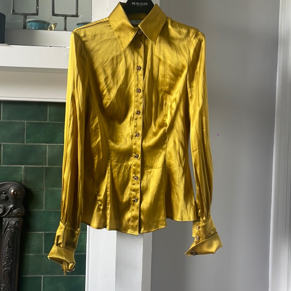 Marciano shirt size small to medium. Very elegant and shock.